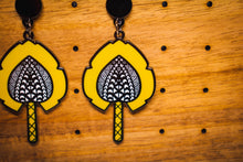 Load image into Gallery viewer, Tapa Fan Earrings
