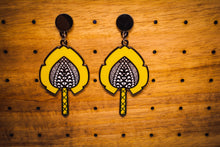 Load image into Gallery viewer, Tapa Fan Earrings
